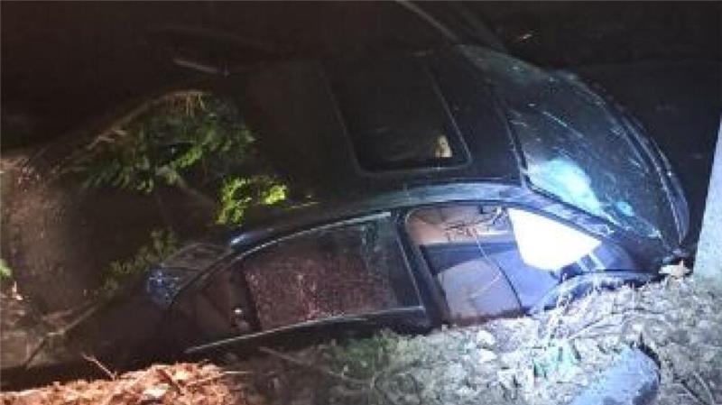 Ein verunfalltes Auto in einem Flussbett.