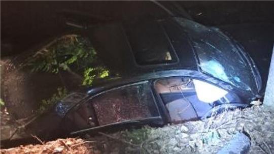 Ein verunfalltes Auto in einem Flussbett.
