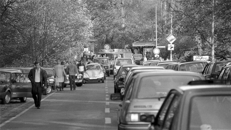 Nachdem im November 1989 auch die Brücke über die Ecker stabilisiert worden ist, können Autos von West nach Ost und umgekehrt fahren.