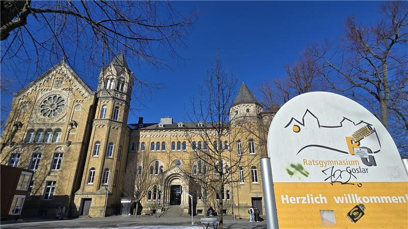 Barrierefreie Wahl? Hausmeister und Lehrer melden sich Nachdem sich eine Goslarer Rollstuhlfahrerin über das Wahllokal im Ratsgymnasium beschwert hatte, melden sich ein Lehrer und der Haustechniker des Gebäudes.