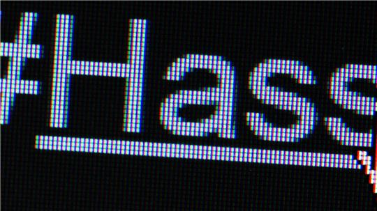 Nachdem sie den Tod ihres Babys öffentlich gemacht hatten, begegnete dem Pärchen eine Welle des Hasses, berichtet Influencerin Lisa-Marie Straube. (Symbolbild)