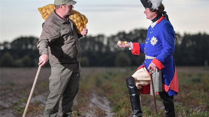 Kulinarisch und kulturell: Comeback der Kartoffel? Nachgestellte Szene: Ein Mann im Kostüm als „Alter Fritz“ spricht mit einem Kartoffelbauern. (Foto von 2019)