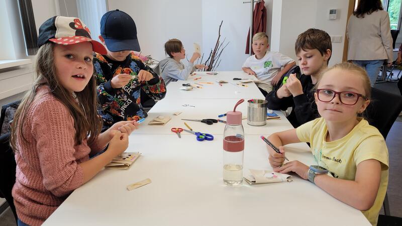Bad Harzburger Kinder leisten Beitrag für die Umwelt Nachhaltig: Während der Ferienpassaktion der Sparkasse stellen die Kinder Portmonnaies aus Tetra-Packs her.