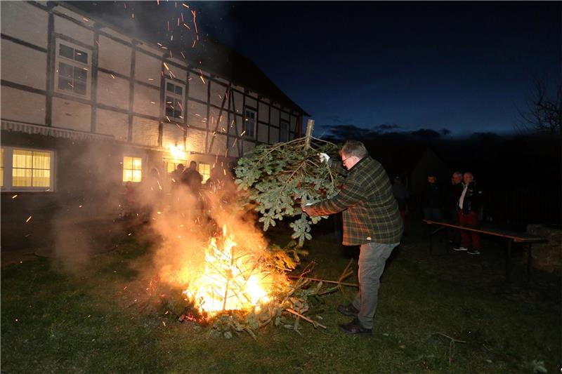 Heißer Abbenröder Abschied von den Weihnachtsbäumen Nachschub: Der nächste Weihnachtsbaum wandert ins Knutfeuer. Foto: Neuendorf