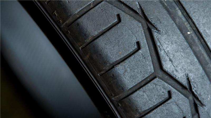 Nachts haben Unbekannte in Bremen die Reifen von mehr als 80 Fahrzeugen zerstochen. (Symbolbild)