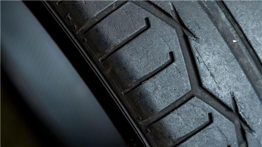 Nachts haben Unbekannte in Bremen die Reifen von mehr als 80 Fahrzeugen zerstochen. (Symbolbild)