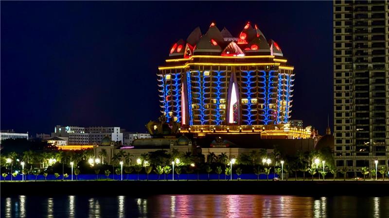 Das neue Goldene Dreieck – vom Opium zur Schatten-Enklave Nachts tanzen auf den kolossalen Kasino-Gebäuden der Sonderwirtschaftszone bunte Lichter über die Fassaden.