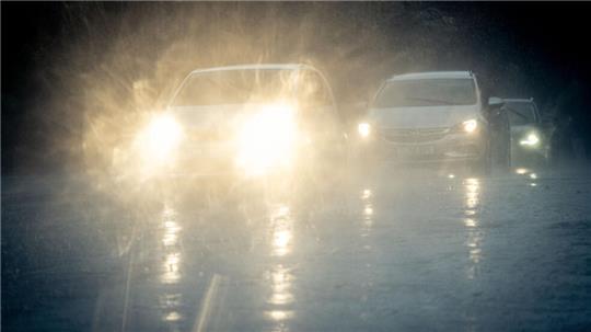 Nachts und bei Regen ist die Sicht für Autofahrer sehr stark eingeschränkt.
