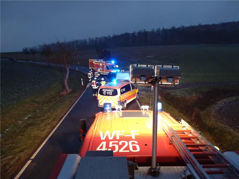 Nachts wird die Hilfe nicht nur bei Ölspuren gebraucht. Auch zu Verkehrsunfällen rücken die Kameraden aus. Foto: Feuerwehr Baddeckenstedt