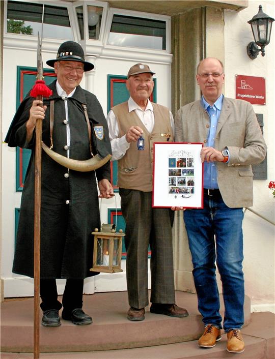 Nachtwächter Herbert Grünhage (li.)und Bürgermeister Andreas Memmert nehmen Ernst Meyer in ihre Mitte. Foto: Hohaus