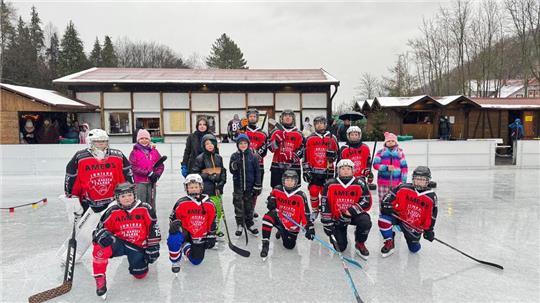 Nachwuchs-Eishockeyspieler der Harzer Falken trainieren trotz heftigen Regens gemeinsam mit Kindern und Jugendlichen auf der Eisbahn in Bad Harzburg.