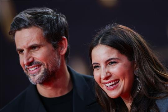 Nachwuchs bei dem Schauspieler-Paar: Tom Beck und Chryssanthi Kavazi freuen sich über ein Mädchen.