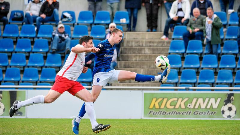 Nachwuchsspieler Nicolas Zink (r.) hat sich in seiner ersten Saison bei den Herren des GSC etabliert und steht in bislang 23 von 26 Spielen auf dem Platz.