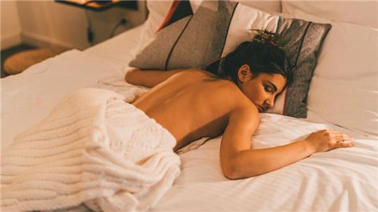 Nackt oder angezogen? Die diesem Thema scheiden sich die Geister. Foto: Jekapix/iStockphoto