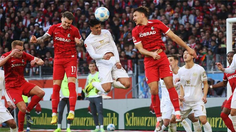 Gerechtes Unentschieden zwischen Freiburg und Mainz 05 Nadiem Amiri ist vor der SC-Defensive am Ball.