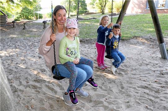 Nadine Reichl ist die neue Leiterin des St.-Trinitatis-Kindergartens – trotz neuer Funktion will sie sich auch weiterhin Zeit für die jüngsten Liebenburger nehmen.  Foto: Gereke
