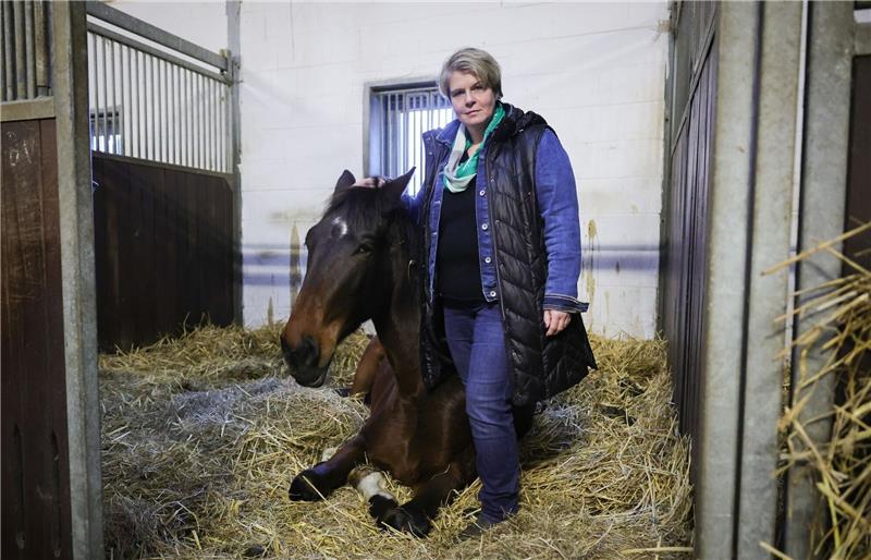 Landwirte klagen über überschwemmte Felder wegen Dauerregens Nadine Wilkens, Landwirtin und Inhaberin einer Pferdepension, hat ihre Tiere vor dem Hochwasser in Sicherheit gebracht.