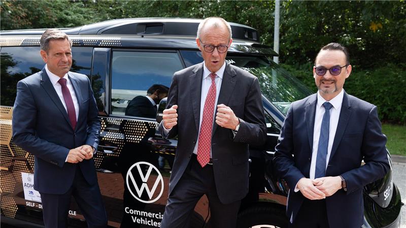 Merz in Niedersachsen: Industrie, Investitionen – und Pferde Nächster Halt: Spitzenforschung. Lies (l) und Merz vor dem autonomen ID Buzz, der sie zur MHH brachte.