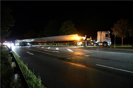 Nächtliche Schauspiele bringen im Süden derzeit den Verkehr zum Erliegen: Von der A 7-Anschlussstelle aus geht es für die Schwertransporte über die B 248 und B 243 zum Windpark-Standort.  Fotos: Gereke