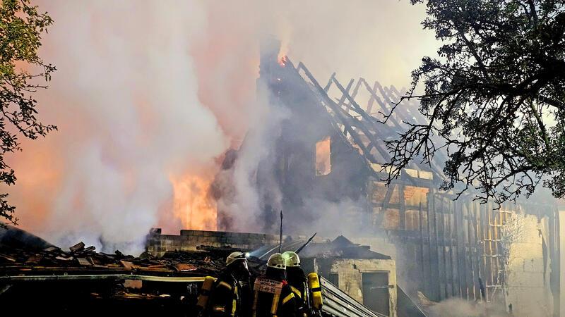 Feuer zerstört Wohnhäuser in Vienenburg - zwölf Bewohner ohne Bleibe Nächtlicher Einsatz: Um 2.07 Uhr geht der erste Alarm ein.
