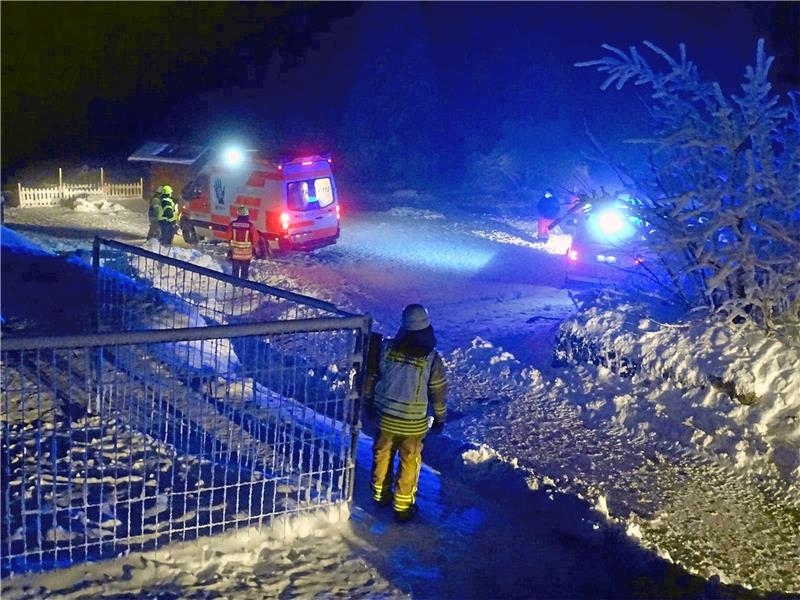 Nächtlicher Einsatz für die Feuerwehr, die einen Rettungswagen und ein Notarztfahrzeug aus dem Schnee befreien mussten.  Foto: Privat