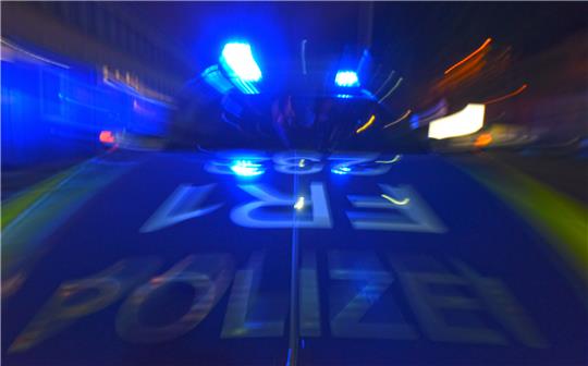 Nächtlicher Einsatz für die Hildesheimer Polizei. Eine Frau wurde in der Innenstadt vergewaltigt. Symbolbild: picture alliance/dpa | Patrick Seeger