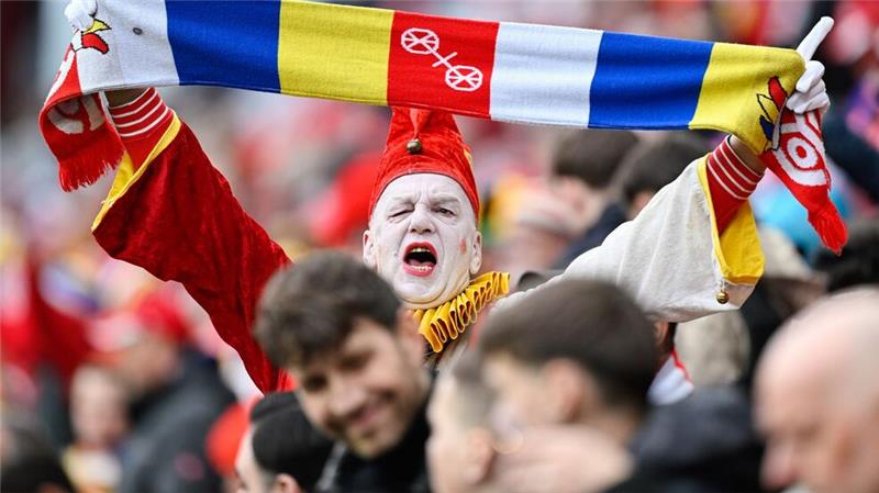 Mainzer feiern 2:0 am Fastnachtsspieltag Närrische Fans beim Mainzer Fasnachtsspieltag