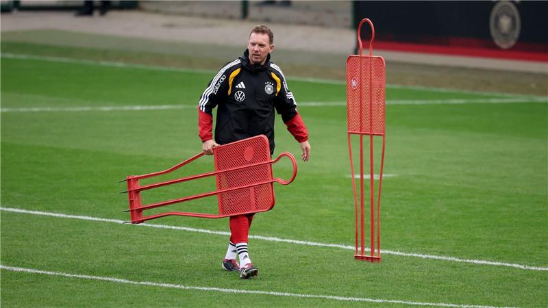 Nagelsmann packt beim Training mit an. 