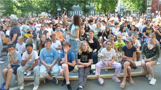 Nah dran und voll dabei: Bevor es die eigenen Zeugnisse gibt, verabschieden die Ratsgymnasiasten ihren Direktor in einer Feierstunde auf dem Pausenhof in den Ruhestand.