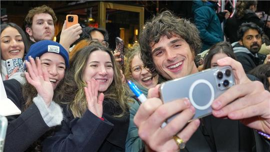 Nahbar, lieb, süüüüß: Schauspieler Jacob Elordi macht auch mal Selfies mit Fans. (Archivbild)