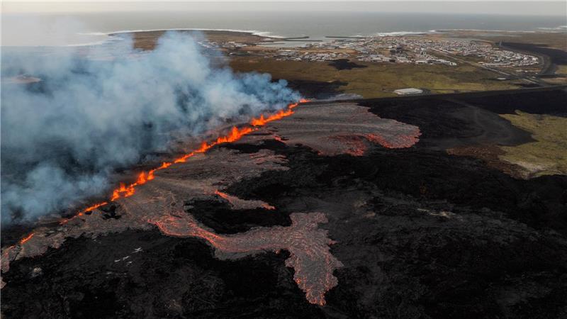 Lavamassen nahe Fischerort - Neuer Vulkanausbruch auf Island Nahe Grindavík hat sich erneut die Erde aufgetan.