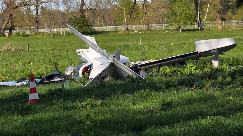 Nahe Oldenburg ist ein Kleinflugzeug abgestürzt - für den Piloten kam jede Hilfe zu spät. 