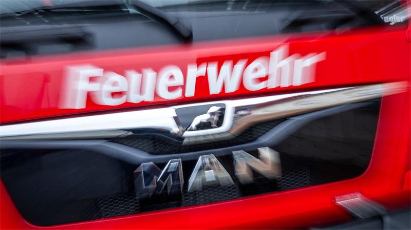 Nahe Zeven sind zwei Hektar Wald und Feld in Brand geraten, das Feuer ist unter Kontrolle. (Symbolbild)
