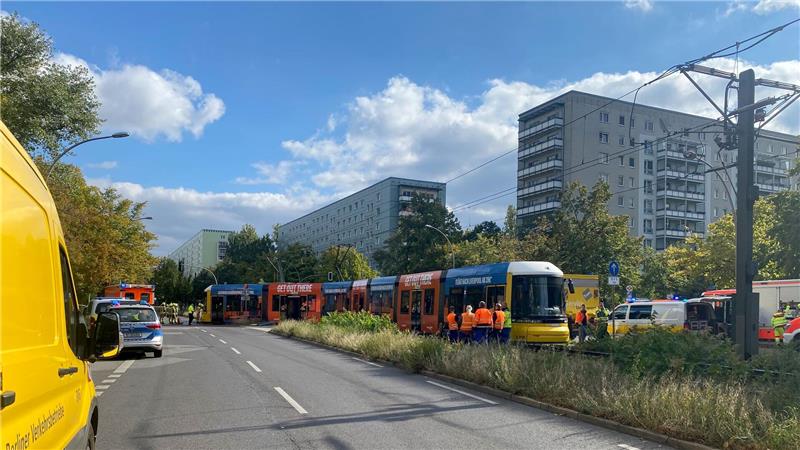 Nahe dem Alexanderplatz werden Menschen bei einem schweren Unfall verletzt. 
