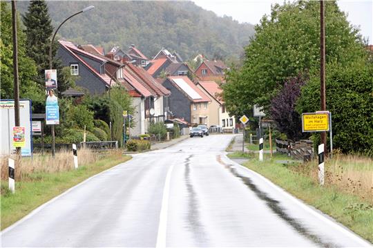 Nahezu schnurgerade führt die Kreisstraße 35 nach Wolfshagen hinein. Ein verkehrsberuhigendes Element soll die Straße nicht erhalten.  Foto: Gereke
