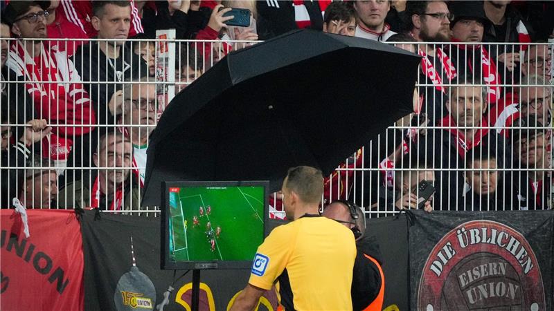 FC Bayern dominiert Topspiel - Gladbach gewinnt erstmals Nahm zwei Tore nach Videobeweis zurück: Schiedsrichter Sören Storks