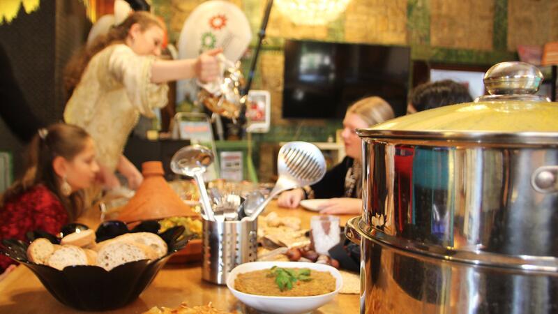 Kochen und Entspannen im Bad Harzburger Jugendtreff Naïma Benkhinigue (hinten links) heißt die Teilnehmer auf traditionell marokkanische Art willkommen.