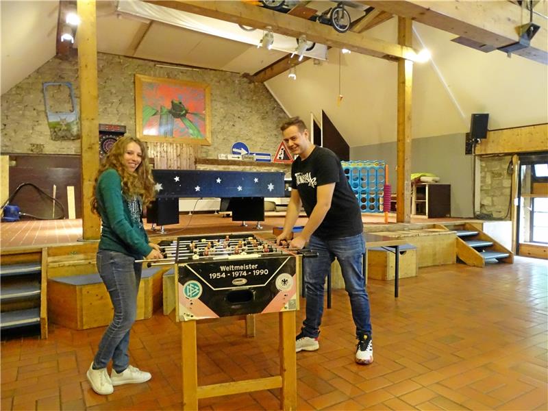 Naima Benkhnïgue und Lasse Dettmer im Jugendtreff freuen sich genauso auf ihren einjährigen Freiwilligendienst wie Nikita Schirra (kleines Foto), die als Erste überhaupt eine Bufdi-Stelle im Werner-von-Siemens-Gymnasium bekommen hat.  Fotos: Exner