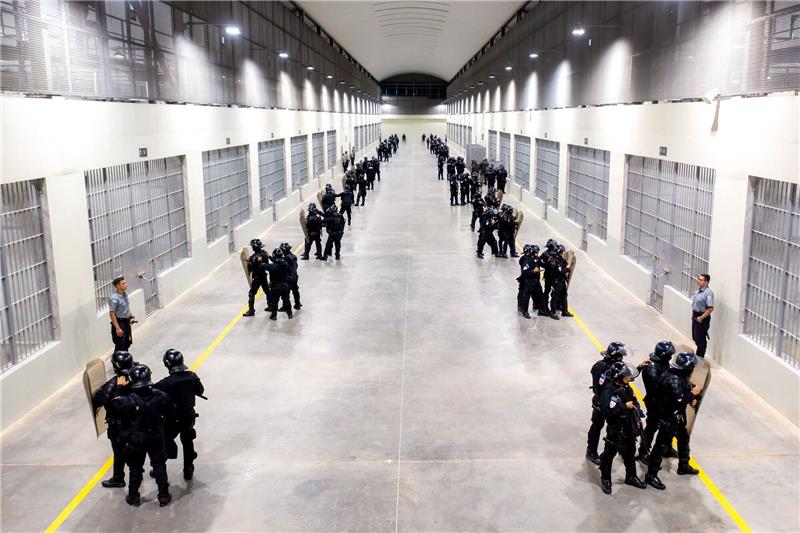 El Salvador will weitere 30.000 Gangster fassen Namen «Zentrum zur Zwangsunterbringung von Terrorismus»: Der neue Gefängniskomplex Tecoluca - hier können bis zu 40.000 Gefangene gleich eingesperrt werden.