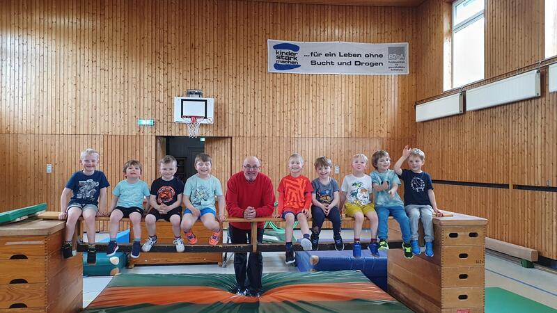 Namensgeber „Kuddel“ Ross mit den Jungen vom „Kuddelturnen“ beim MTV Vienenburg.