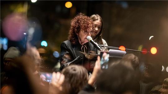 Nan Goldin beginnt ihre Rede mit einer mehrminütigen Schweigepause.