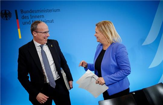 Nancy Faeser (SPD), Bundesministerin für Inneres und Heimat, Peter Beuth (CDU), Innenminster von Hessen, verabschieden sich nach dem Flüchtlingsgipfel.