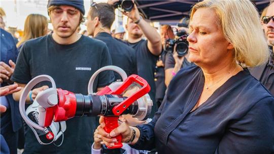 Nancy Faeser (SPD) bei dem zweiten Bevölkerungsschutztag von Bund und Ländern in Wiesbaden. Hier konnten sich Bürgerinnen und Bürger über gute Krisenvorsorge und Engagement im Ehrenamt informieren.