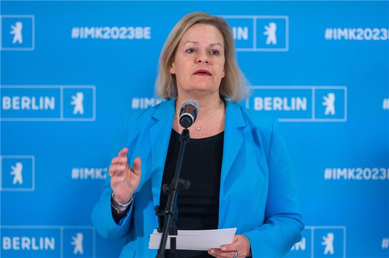 Faeser verlängert feste Grenzkontrollen Nancy Faeser (SPD) hatte die Grenzkontrollen seit ihrer Einführung am 16. Oktober mehrfach für kürzere Zeiträume verlängert.