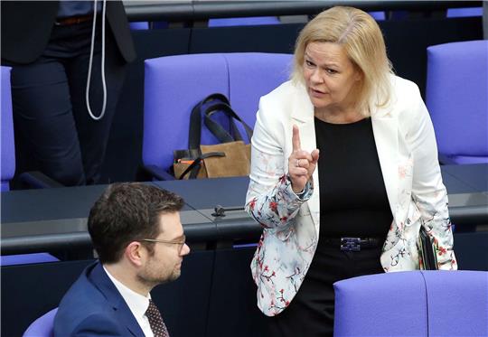 Nancy Faeser (r.) und Marco Buschmann zu Beginn einer Debatte im Bundestag.