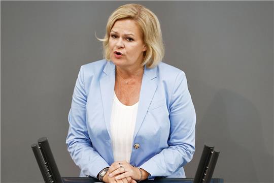 Nancy Faeser spricht im Bundestag.