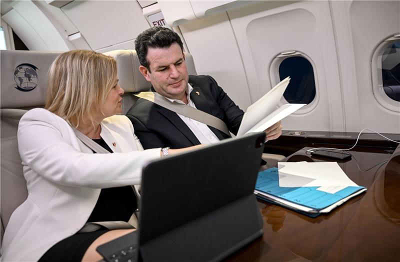 „Warum sind Sie nicht nach Deutschland gekommen?” Nancy Faeser und Hubertus Heil auf dem Flug von Ottawa nach Toronto.