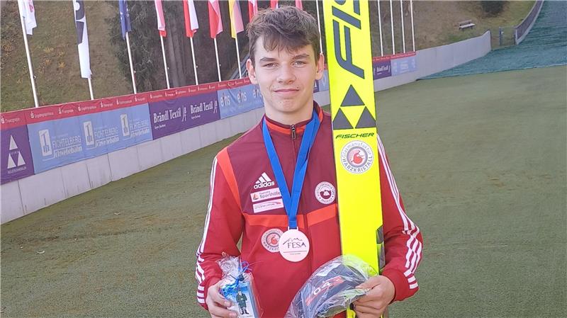 Braunlager Nando Riemann fliegt zweimal zu Bronze Nando Riemann bringt zweimal Bronze von den europäischen FESA-Games aus Oberwiesenthal mit.