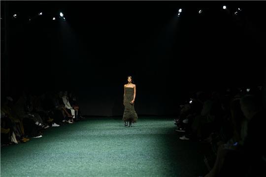 Naomi Campbell trägt eine Kreation von Burberry.