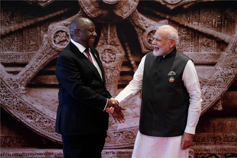 Zuwachs aus Afrika: Heißt die G20 demnächst G21? Narendra Modi (r.) begrüßt Cyril Ramaphosa, Präsident von Südafrika, bei seiner Ankunft im Bharat Mandapam Kongresszentrum anlässlich des G20-Gipfels.